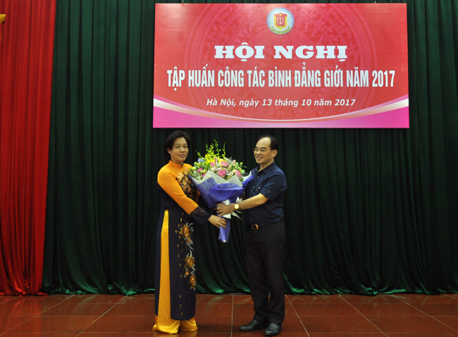 Phó Tổng Kiểm toán nhà nước - Trưởng Ban VSTBPN Nguyễn Quang Thành tặng hoa đại diện Công đoàn KTNN